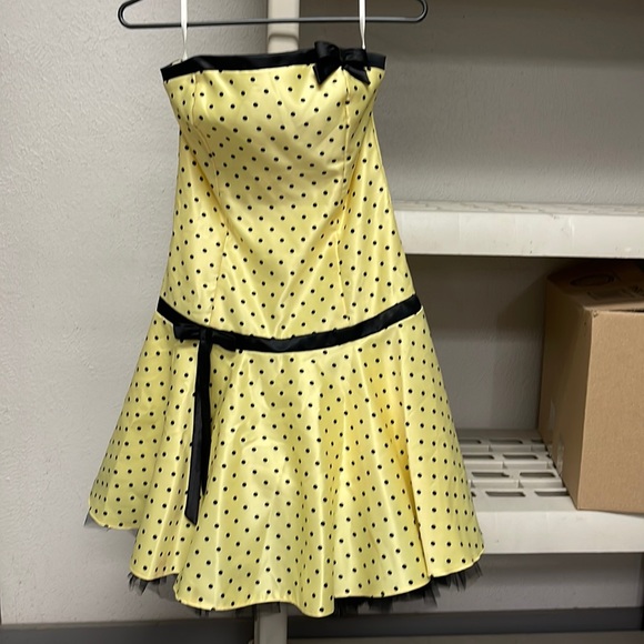 Yellow with black dots short prom or homecoming dress - Picture 1 of 2